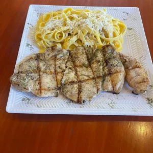 Fetuccini con Filete de Pollo a la Parrilla